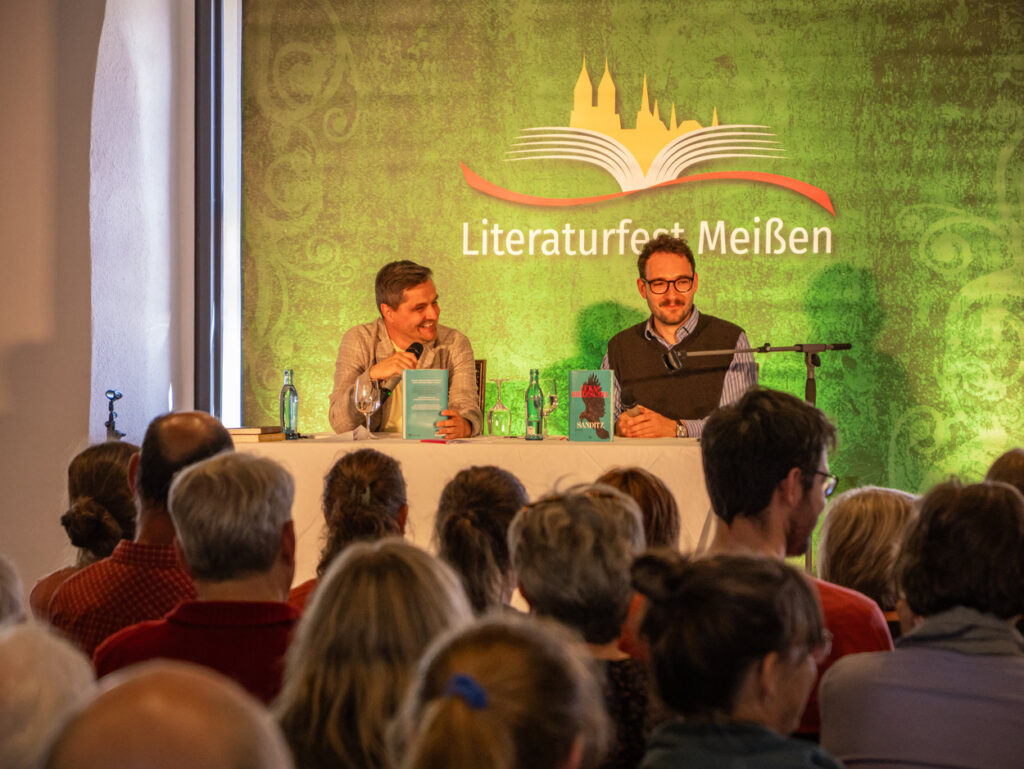 Lukas Rietzschel mit Moderator Eric Marr im Ratssaal zum 17. Literaturfest Meißen