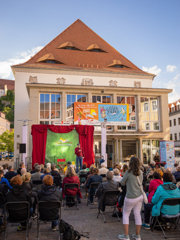 Krimibühne vor dem Theater zum 17. Literaturfest Meißen
